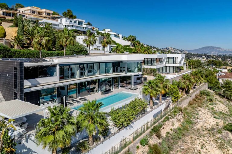 Luxurious modern villa with infinity pool, sea views and landscaped garden in Gran Sol, Calpe.