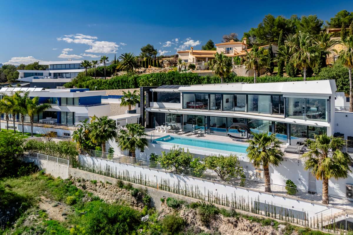 Luxury modern villa in Gran Sol, Calpe with contemporary architecture, infinity pool and panoramic sea views.