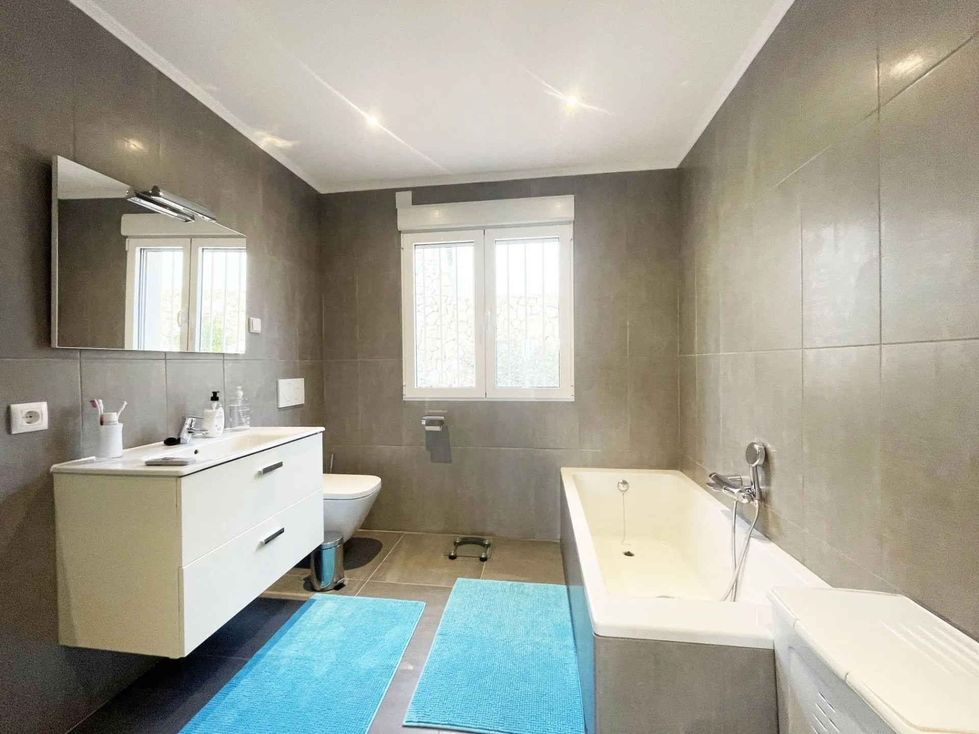 Main bathroom with bathtub at renovated villa in Calpe