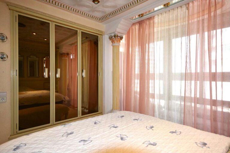 Main bedroom with fitted wardrobes, natural light and quality finishes inside a frontline double penthouse on Arenal Beach in Calpe.