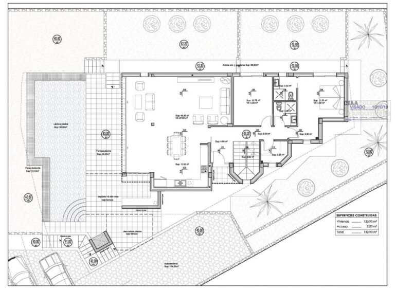Grundriss des Erdgeschosses einer neu gebauten Luxusvilla in der Nähe des Yachthafens Puerto Blanco in Calpe mit offenem Wohnbereich, Schlafzimmern, Badezimmern, Terrasse und Poolanlage