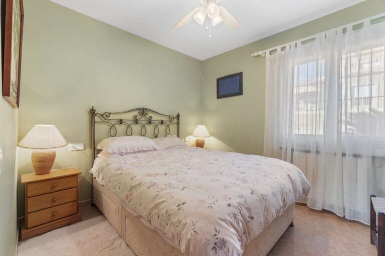 Master bedroom with natural light and en-suite bathroom inside a south-facing single-level villa in Calpe.