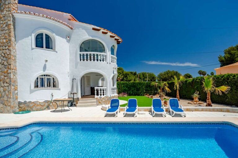 Meditanean villa in Calpe with private swimming pool, sun loungers and spacious terrace.