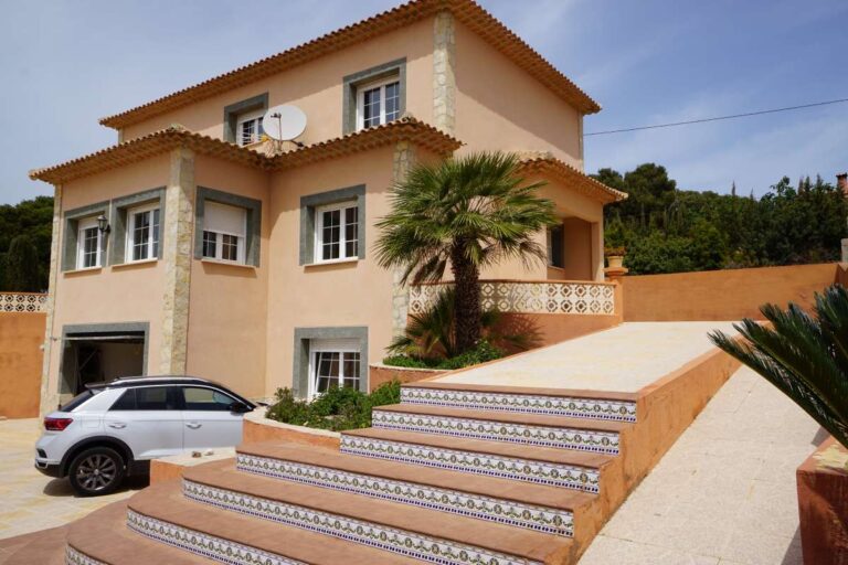 Mediterranean villa exterior with driveway, entrance steps and garage access in Calpe, within a 10-minute walk of La Calalga Beach.