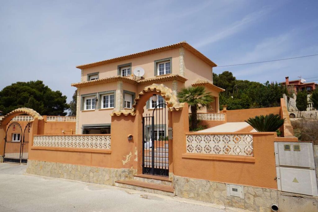 Mediterranean Villa Within a 10-Minute Walk of La Calalga Beach in Calpe