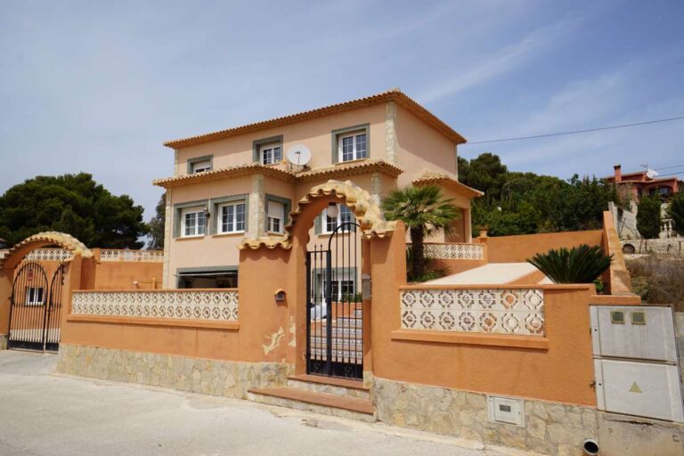 Mediterranean Villa Within a 10-Minute Walk of La Calalga Beach in Calpe