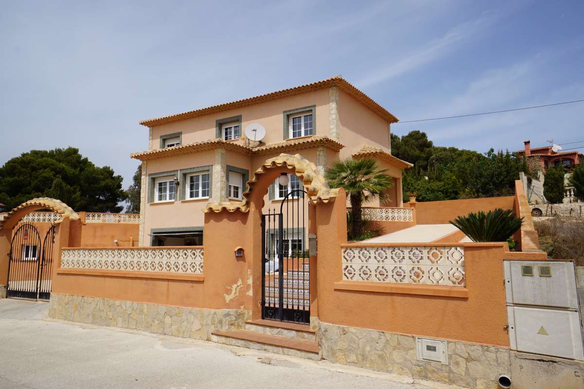 Mediterranean villa exterior with gated entrance in Calpe, within a 10-minute walk of La Calalga Beach.