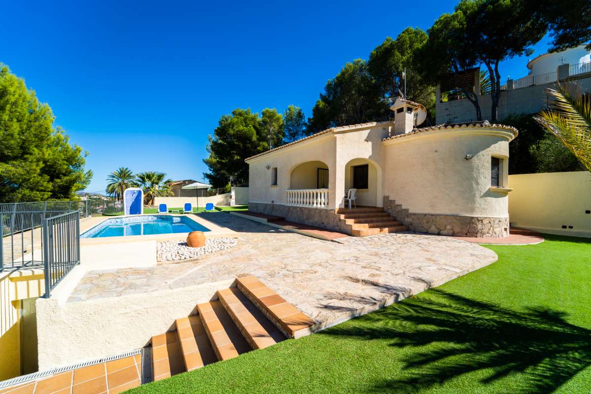 Mediterranean villa exterior with private swimming pool, sunny terrace and garden area in Cometa III, Calpe.