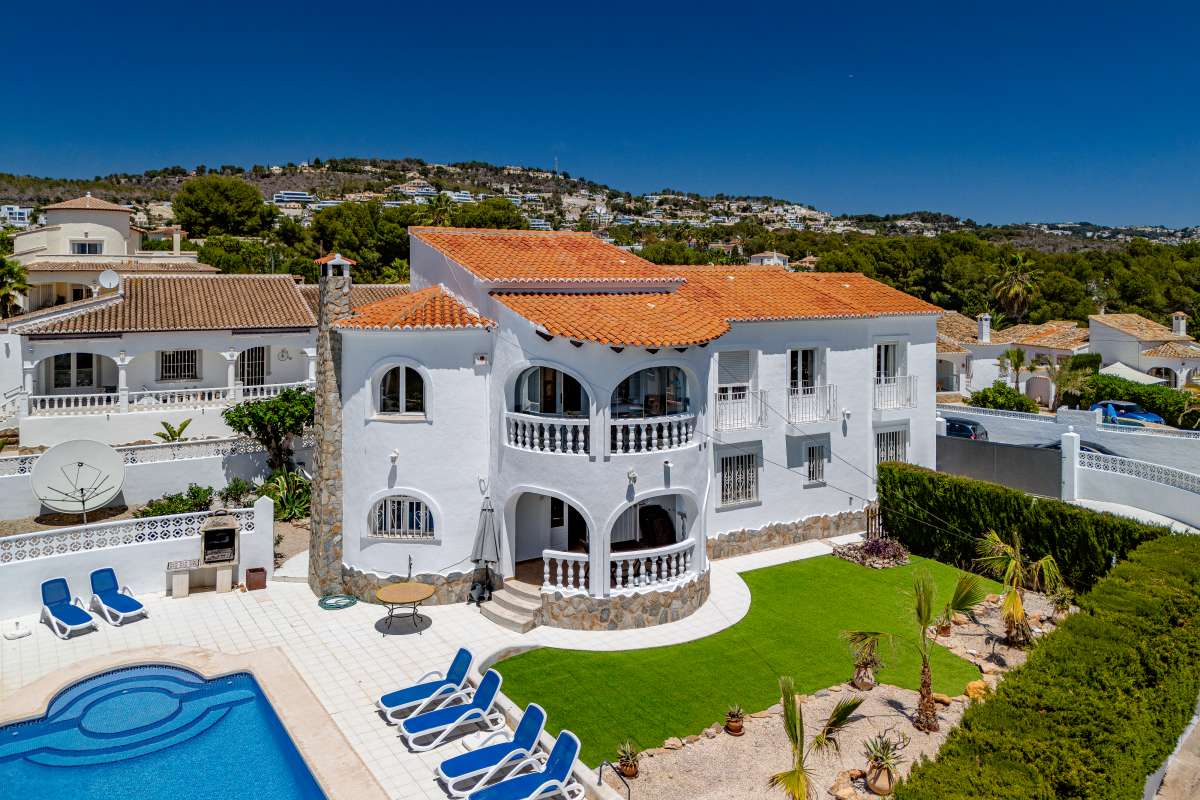 Mediterranean villa in Calpe with independent guest accommodation, private pool, lawn area and spacious terrace.