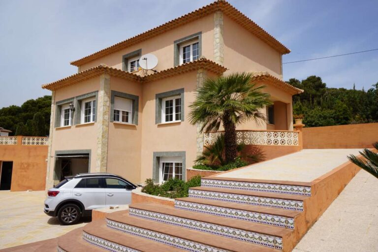 Mediterranean villa in Calpe with private garage, driveway and entrance steps near La Calalga Beach