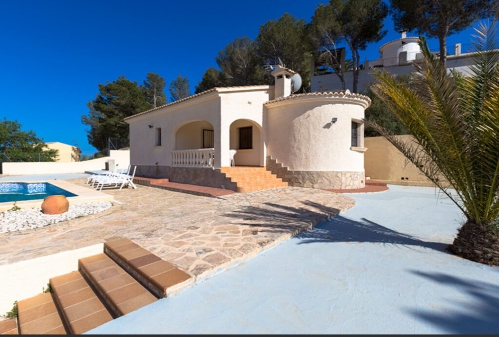 Mediterranean Villa with Mountain Views in a Tranquil Residential Area of Calpe
