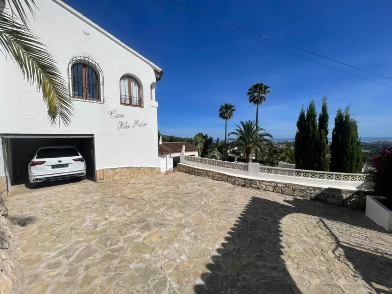 Mediterranean villa in Empedrola, Calpe with private garage, stone driveway and open sea views.