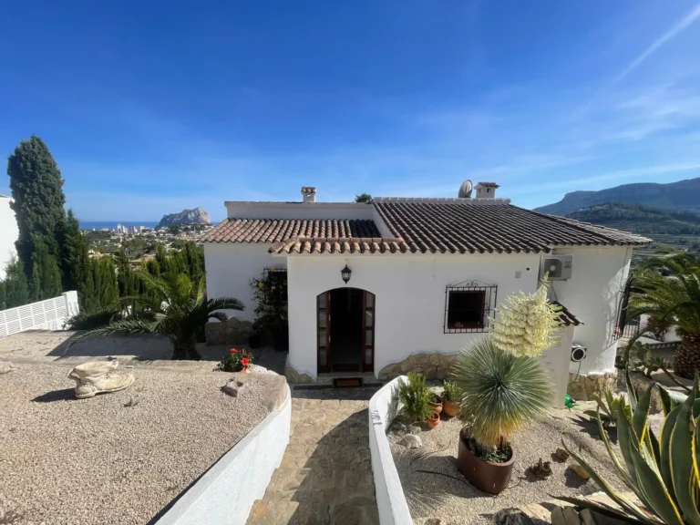 Mediterranean villa in Empedrola, Calpe with sea views towards the Peñón de Ifach and mountain scenery.