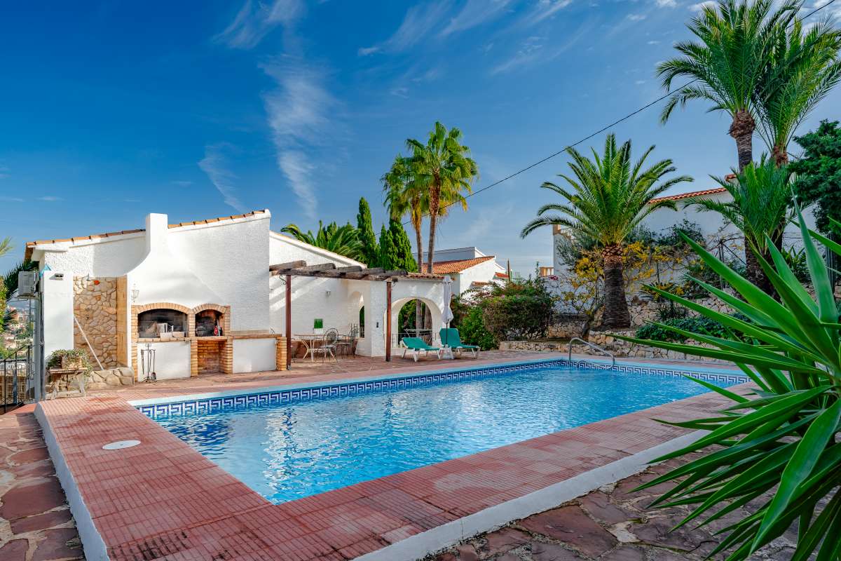 Mediterranean villa in Maryvilla, Calpe with private pool, terrace, palm trees and BBQ area.