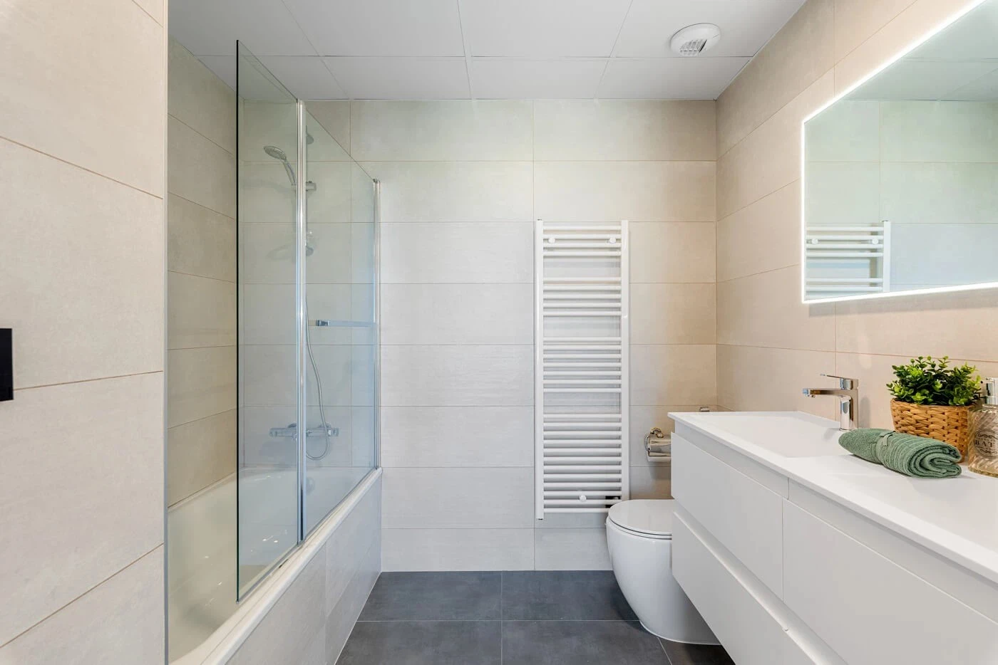 Modern bathroom with bath and shower screen in apartment in Arenal-Bol, Calpe