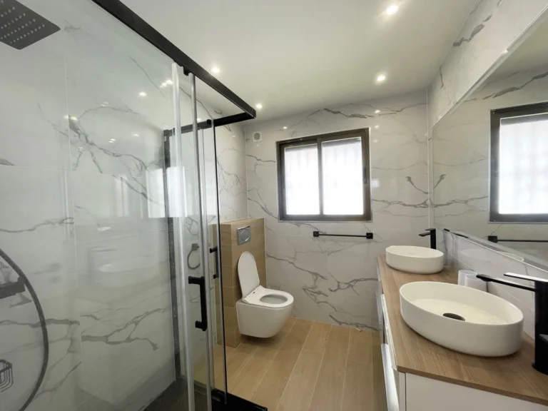 Modern bathroom with double sink at Oltamar villa in Calpe