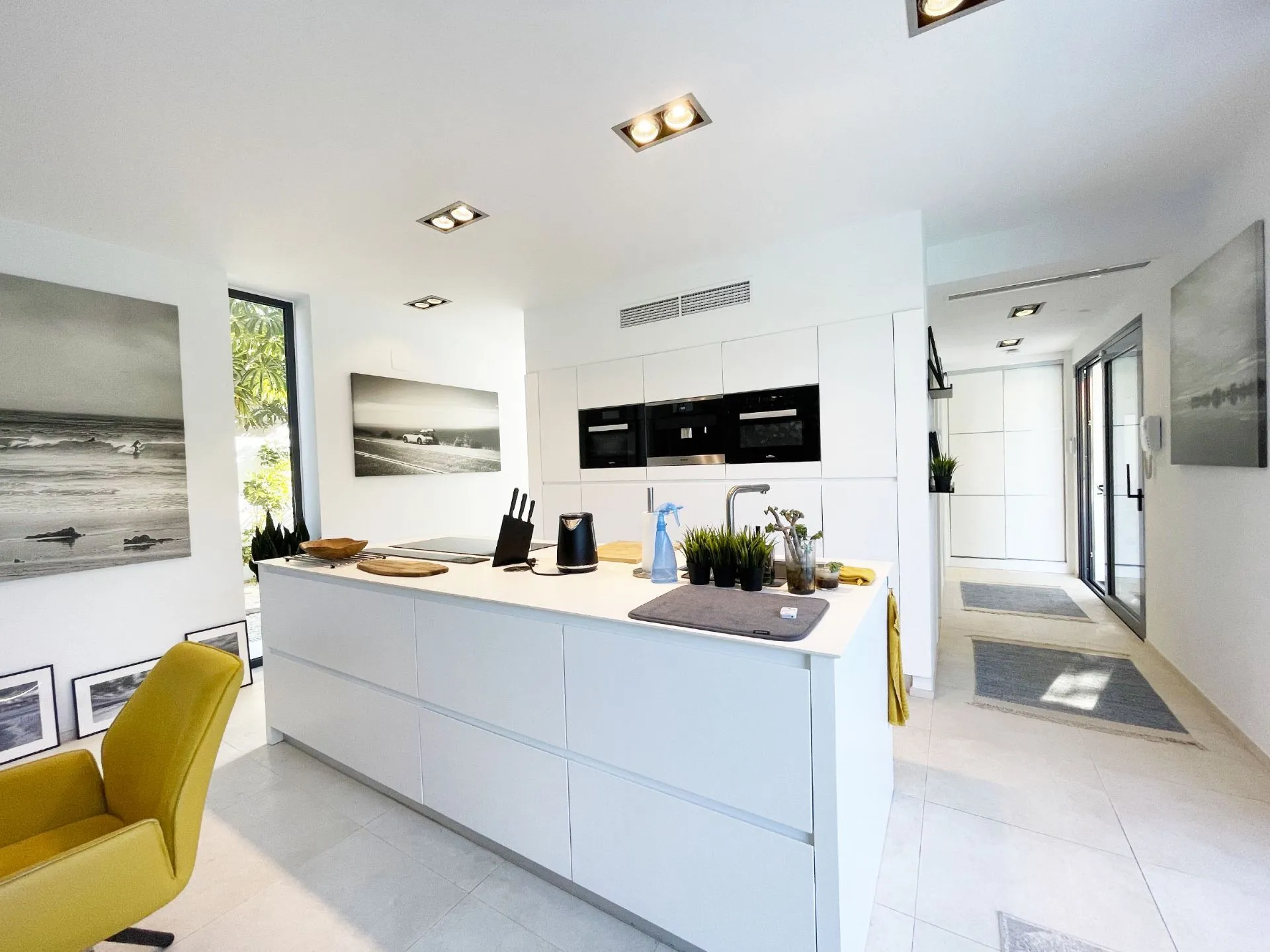 Modern kitchen and dining area at villa near Arenal Beach in Calpe