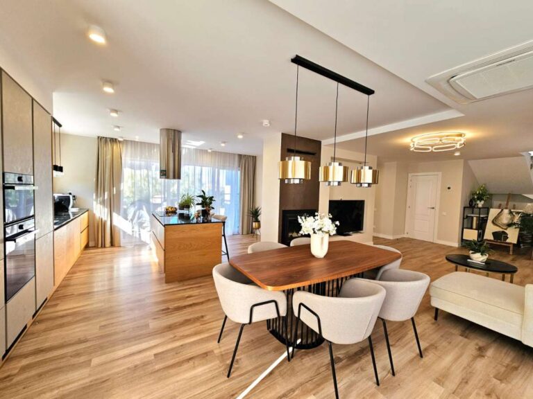 Modern kitchen and dining area inside a villa near Les Bassetes in Calpe with open-plan layout and bright interior