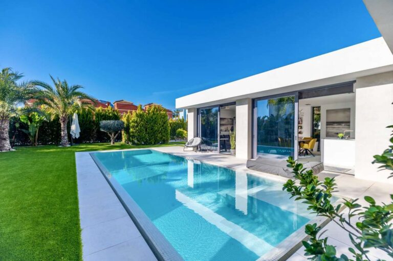 Modern oasis villa near Arenal-Bol Beach in Calpe with private swimming pool, lawn and contemporary exterior.