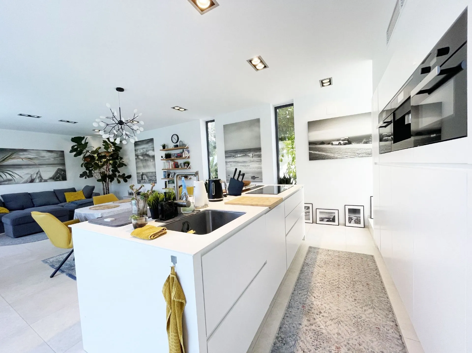 Modern open kitchen at villa near Arenal Beach in Calpe