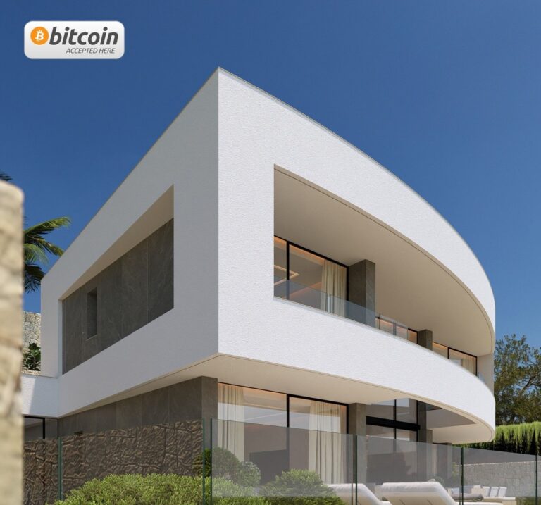 Moderne Villenfassade in Calpe mit geschwungener Fassade und Terrassen
