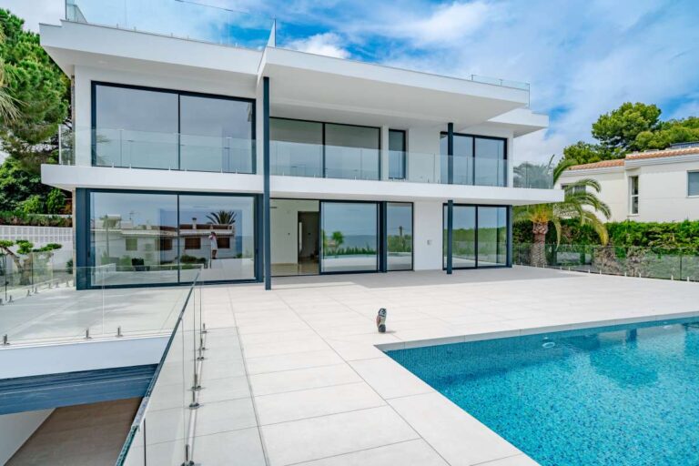 Modern villa in La Calalga, Calpe with private pool, large terrace, glass-fronted design and sea views from the living areas