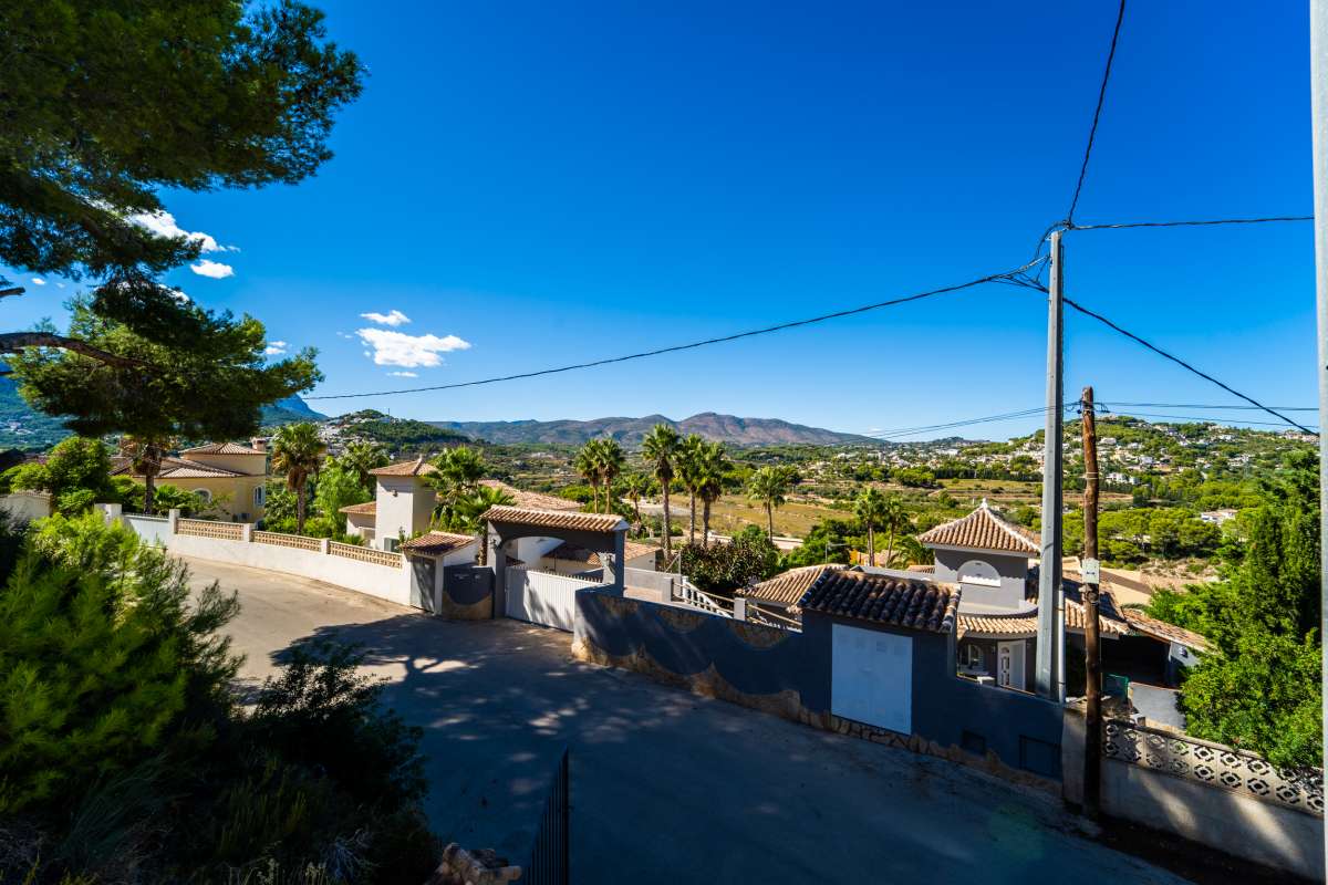 Mountain and residential views from a Mediterranean villa in Cometa III, Calpe.