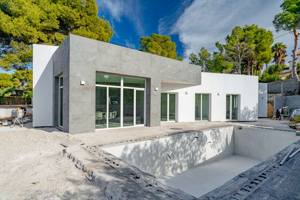 New build villa for sale in Calpe with private swimming pool, modern exterior and surrounding trees