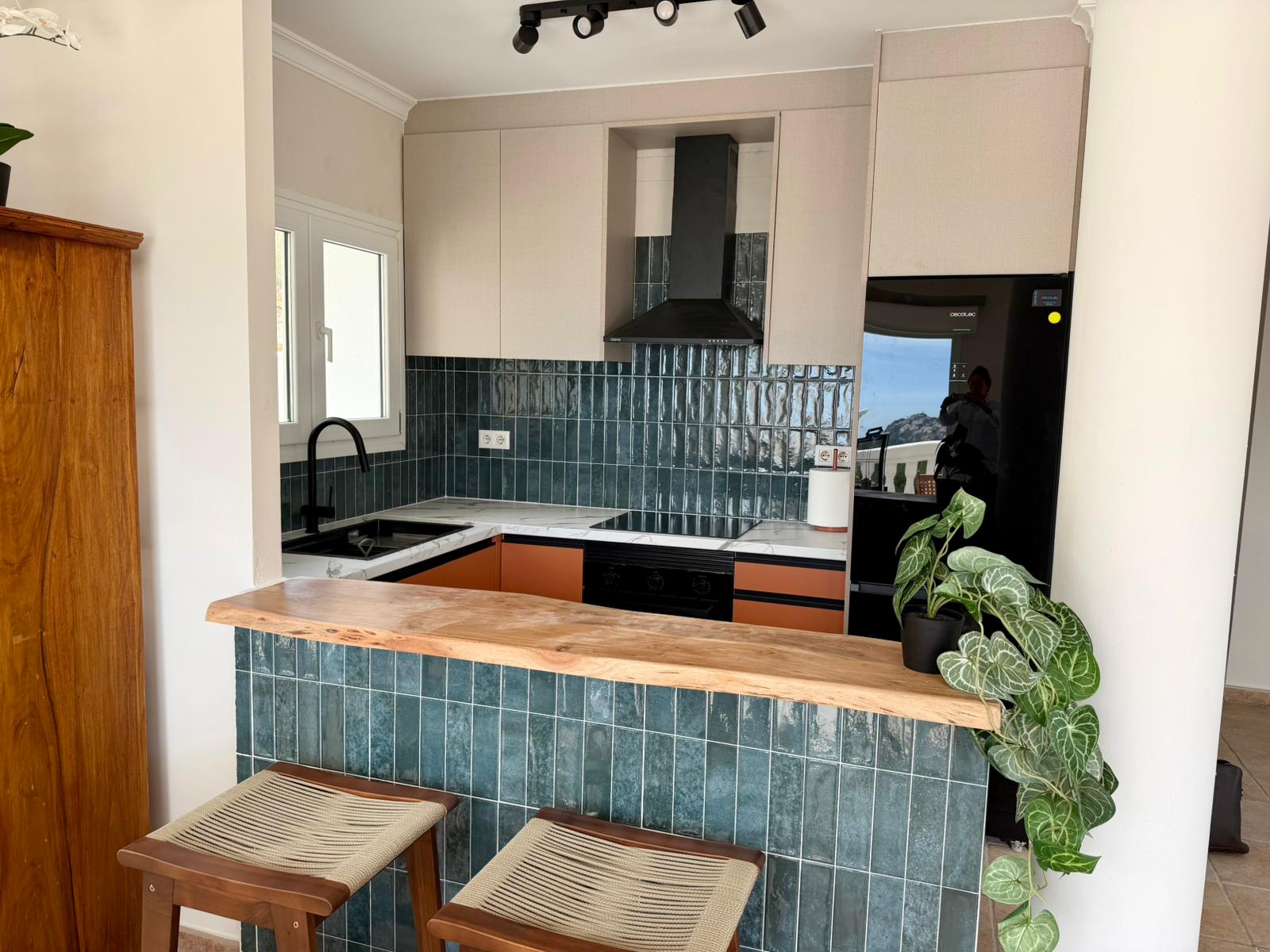 Open kitchen with breakfast bar at modern villa in Moraira