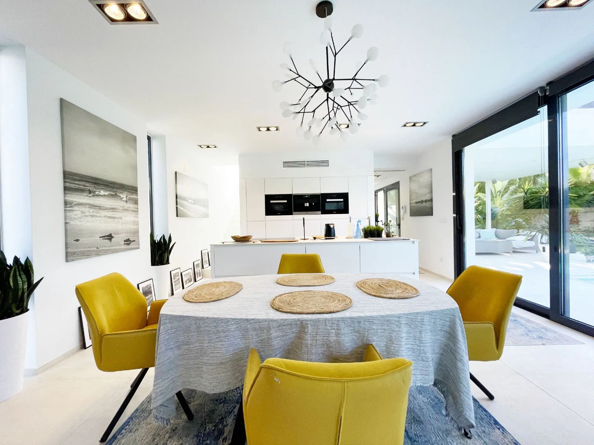 Dining area with modern kitchen at villa in Calpe