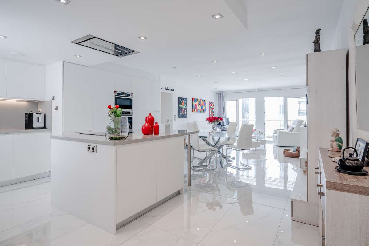 Open-plan kitchen and living area inside a renovated apartment by Arenal-Bol Beach in Calpe