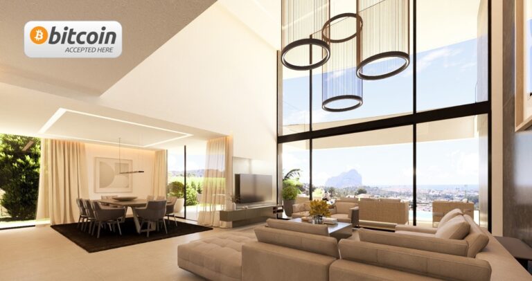Offener Wohnbereich mit großen Glasfenstern in einer modernen Villa in Calpe