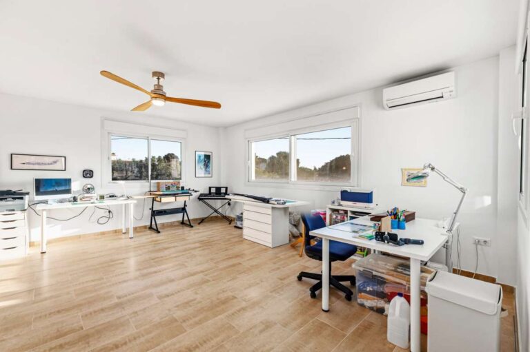 Open upper floor with office area, air conditioning and natural light inside a contemporary villa in Calpe.