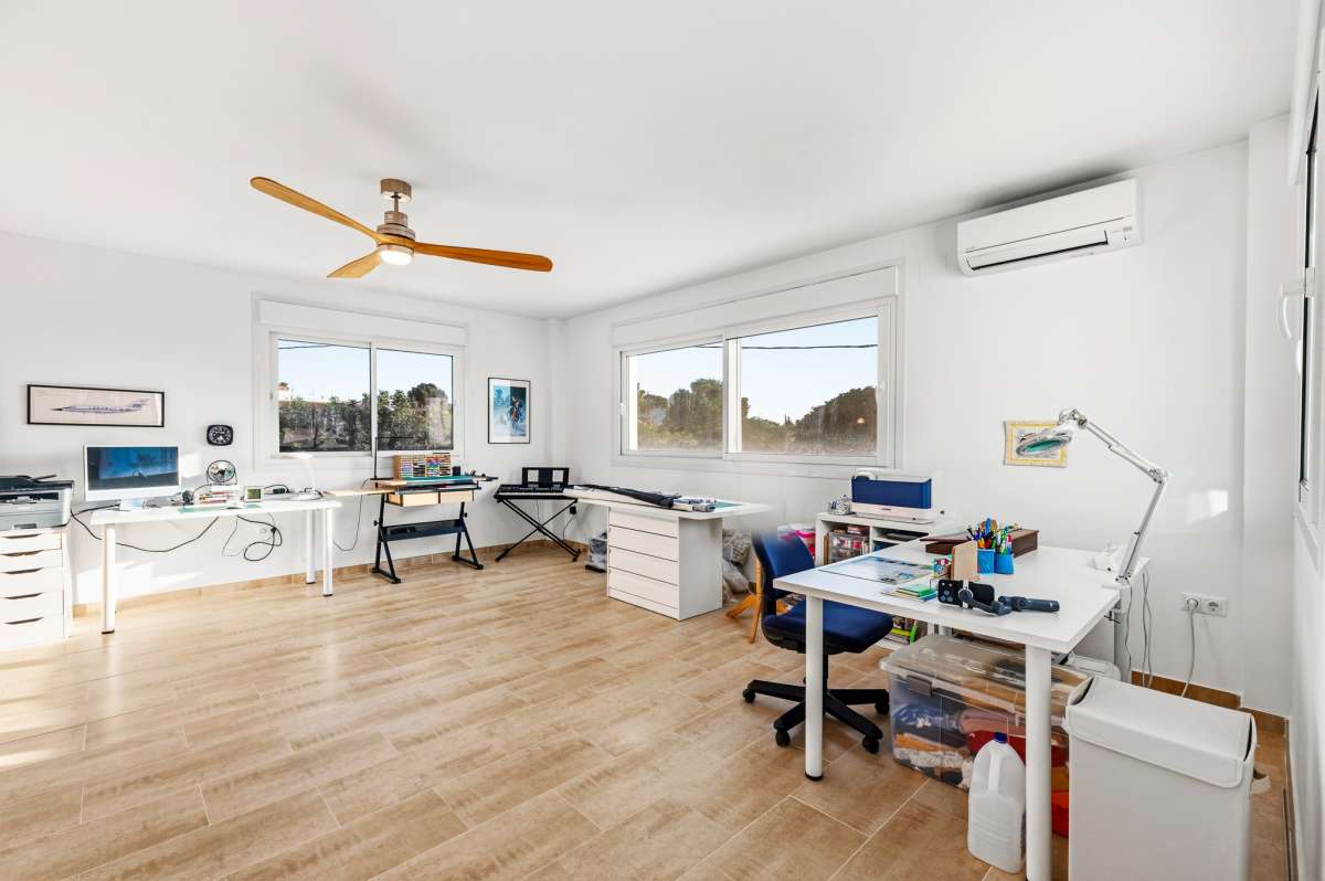 Open upper floor with office area, air conditioning and natural light inside a contemporary villa in Calpe.