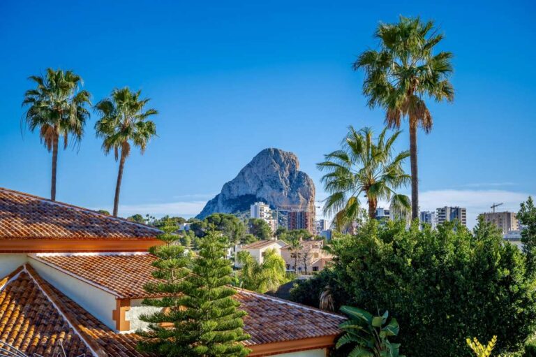 Open views towards the Peñón de Ifach and palm trees from a spacious villa with guest apartments in Calpe.