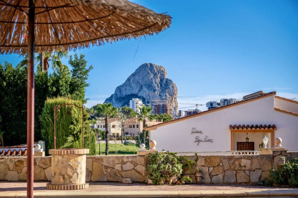 Spacious Villa with Guest Apartments and Peñón de Ifach Views