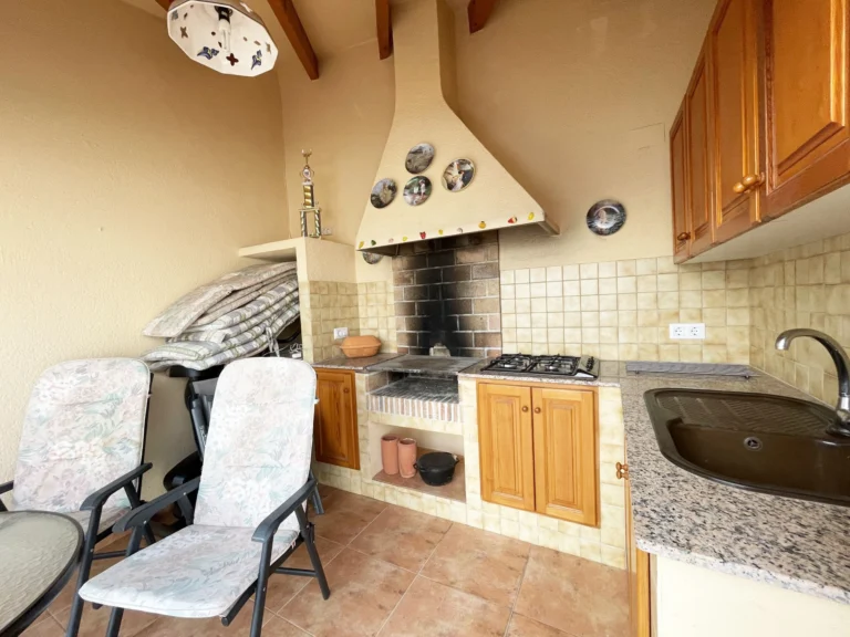 Outdoor kitchen and barbecue area at detached villa in Calpe
