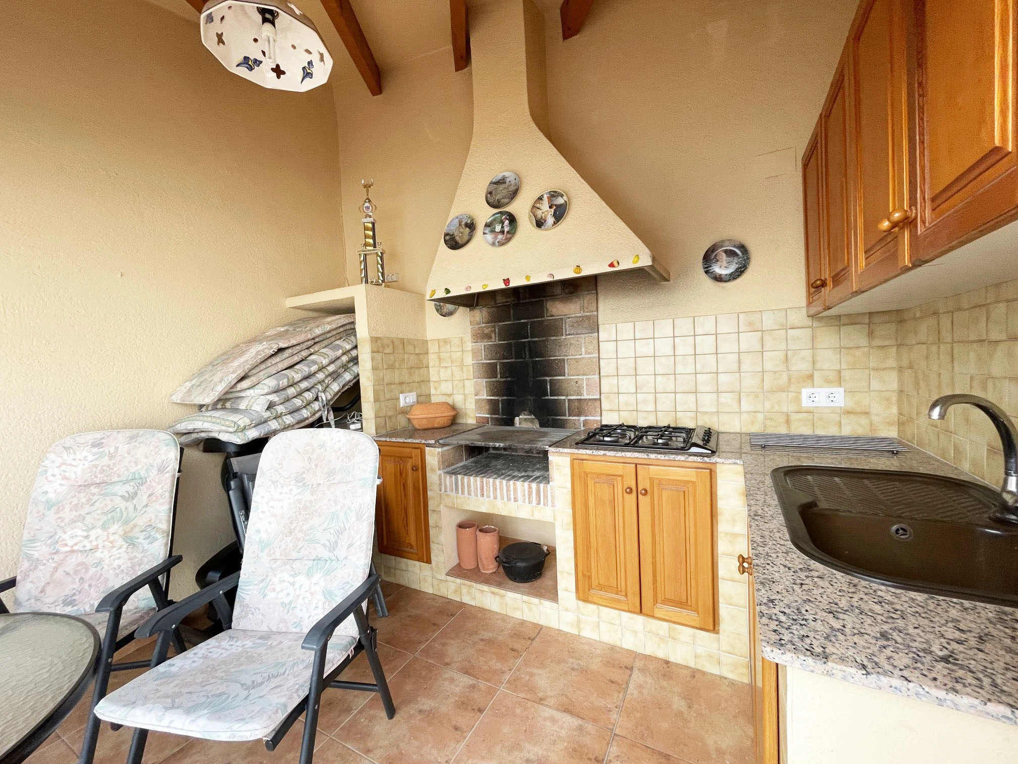 Outdoor kitchen and barbecue area at detached villa in Calpe