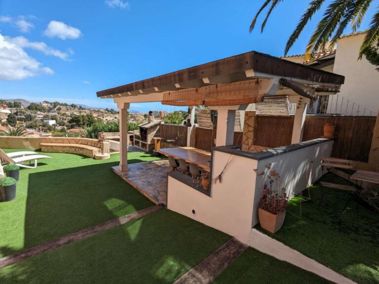 Outdoor kitchen and BBQ area with terrace space at a refurbished villa with sea views in Canuta, Calpe.