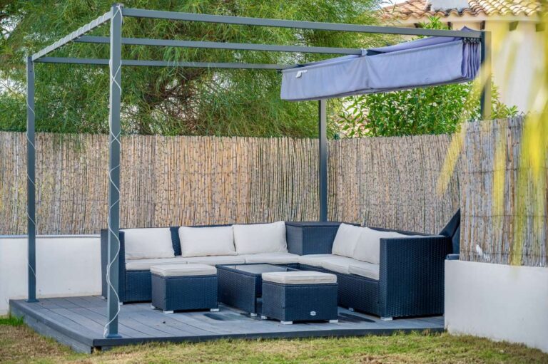 Outdoor lounge area at a single-level modern villa in Santa Clara, Altea with covered seating, garden space and private Mediterranean surroundings