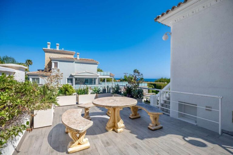 Outdoor seating terrace with open views and Mediterranean surroundings at a villa in Calpe.