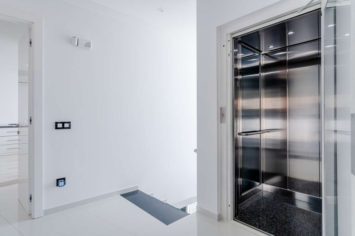 Panoramic glass lift with contemporary finishes inside a luxury villa in Gran Sol, Calpe.