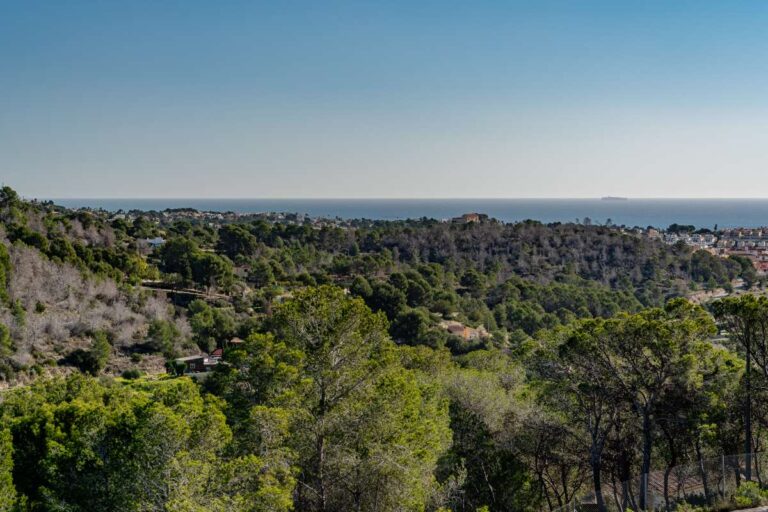 Panoramic sea and mountain views from a semi-detached house in Calpe surrounded by greenery and natural scenery