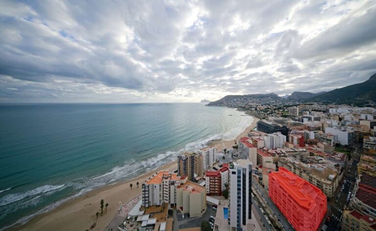 Panoramic sea views from a renovated apartment by Arenal-Bol Beach in Calpe overlooking the sandy beach and coastline