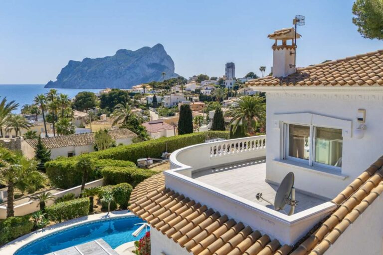 Villa in Calpe with Panoramic Sea Views and Separate Lower-Level Living Area