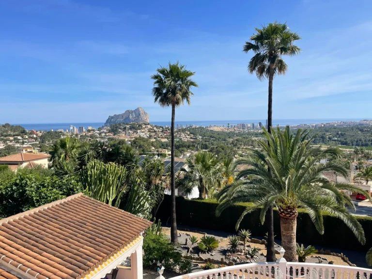 Panoramic sea views with the Peñón de Ifach from a villa in Empedrola, Calpe.
