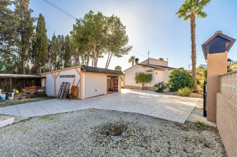 Parking area and double garage at a single-level villa in Calpe close to beaches and amenities.