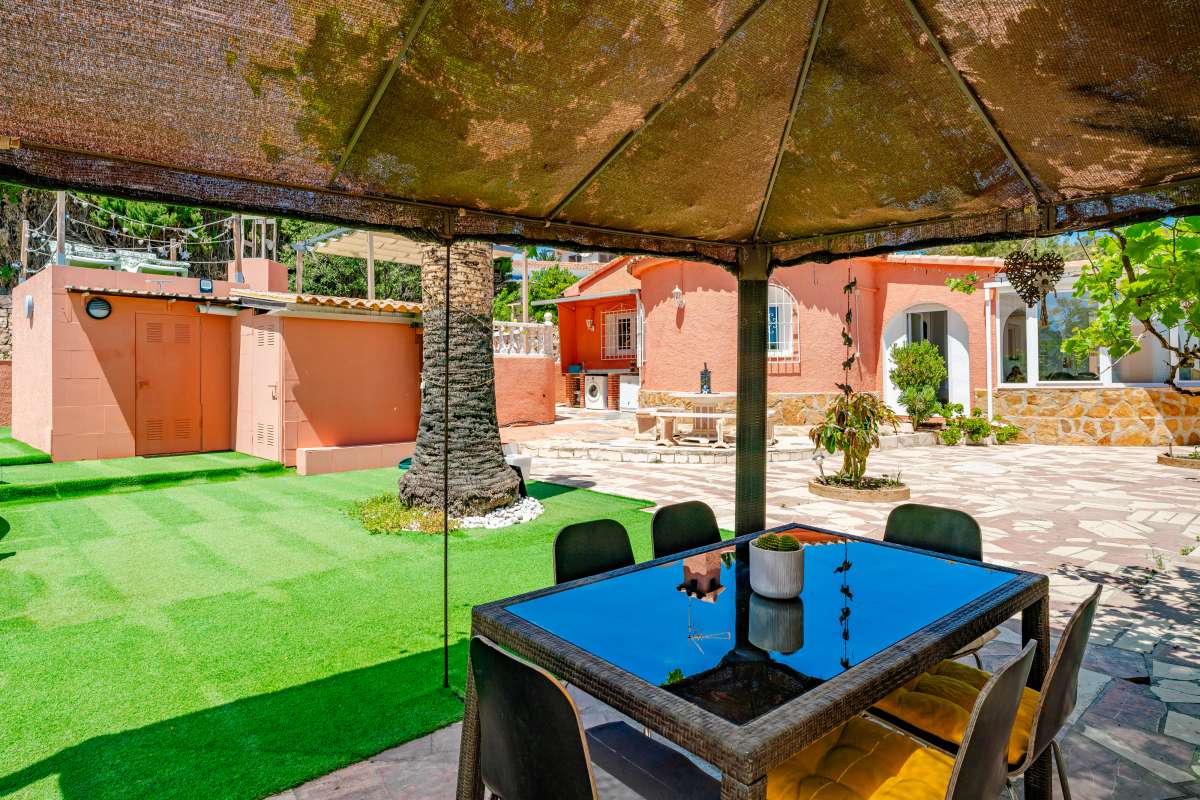 Pergola dining area with outdoor table beside a renovated Mediterranean villa in La Cometa, Calpe.