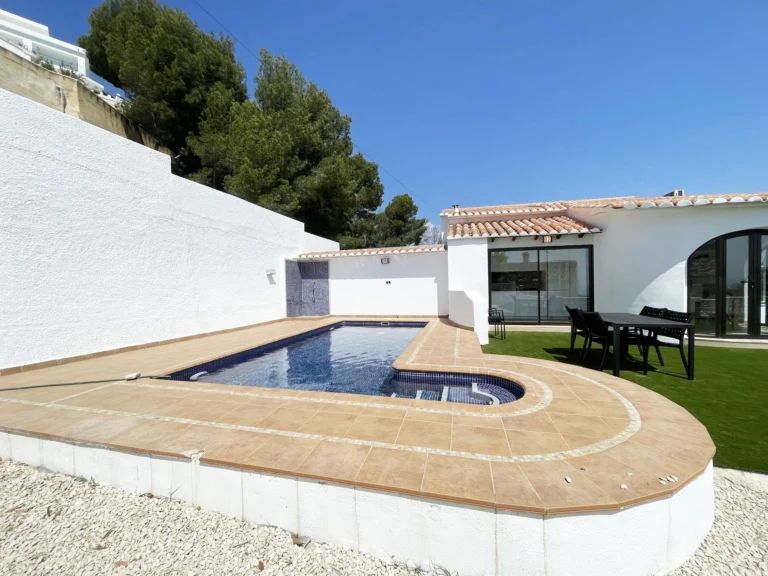 Pool and outdoor dining area at villa in Oltamar, Calpe