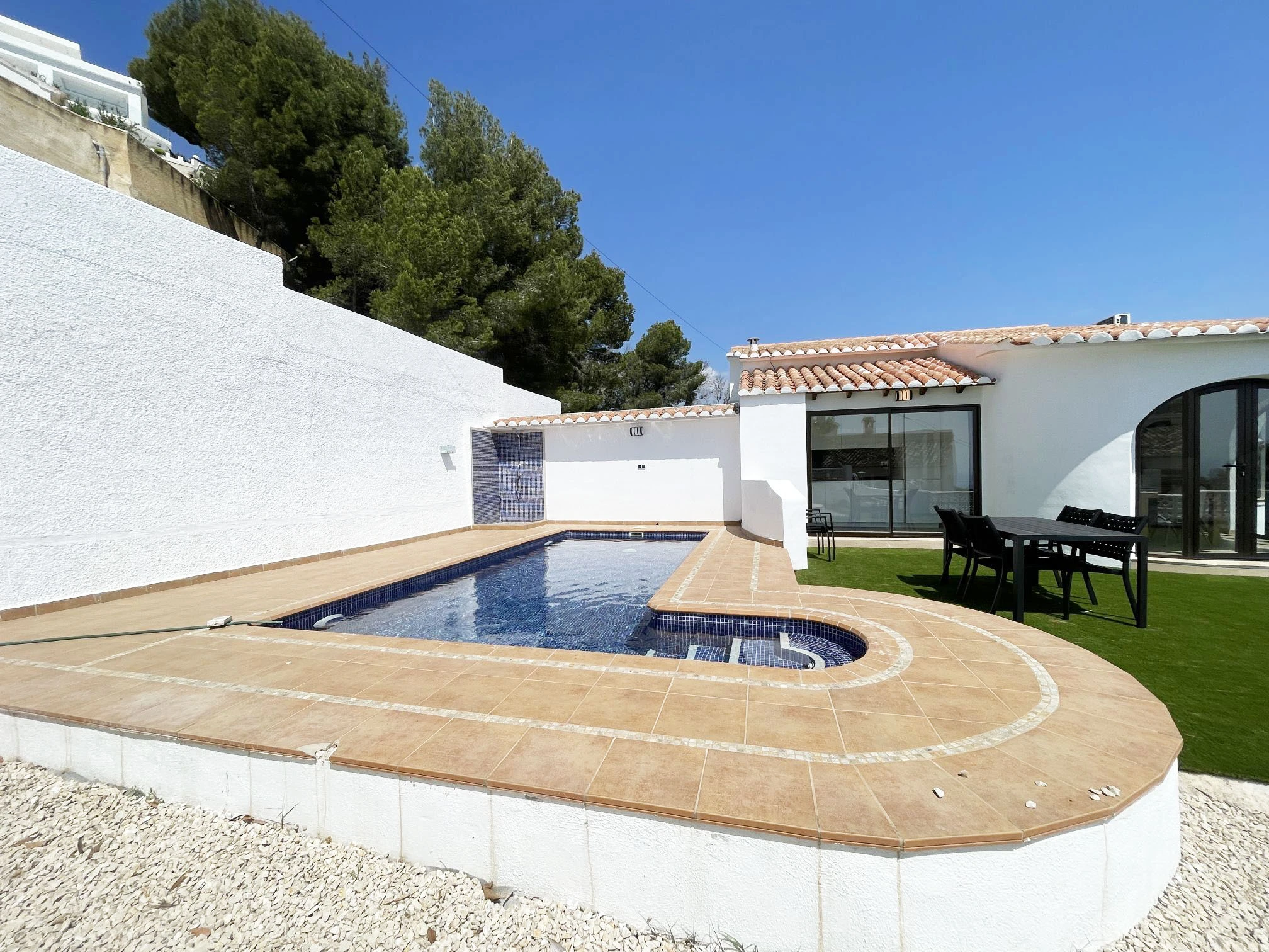 Pool and outdoor dining area at villa in Oltamar, Calpe